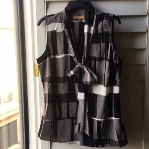 Never worn print sleeveless Ellen Tracy top